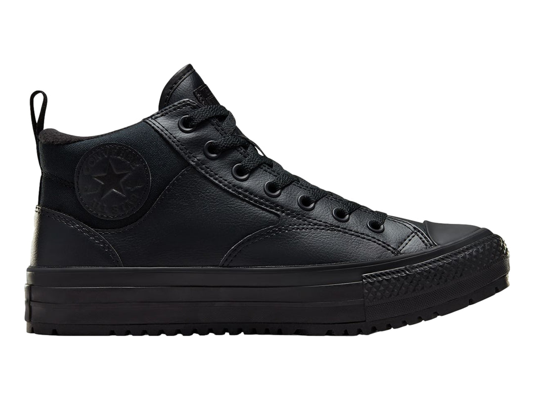 Botín Converse Chuck Taylor All Star Malden Street Boot Mid en color negro con suela gruesa.