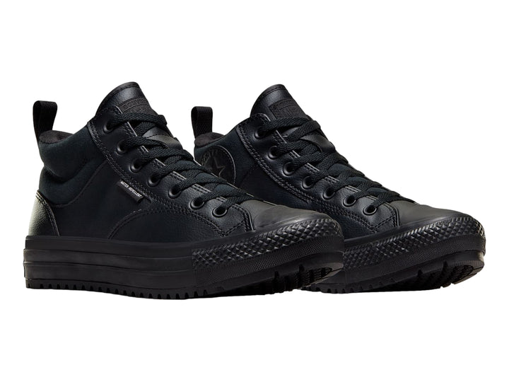 Botín Converse Chuck Taylor All Star Malden Street Boot Mid en color negro con suela gruesa.