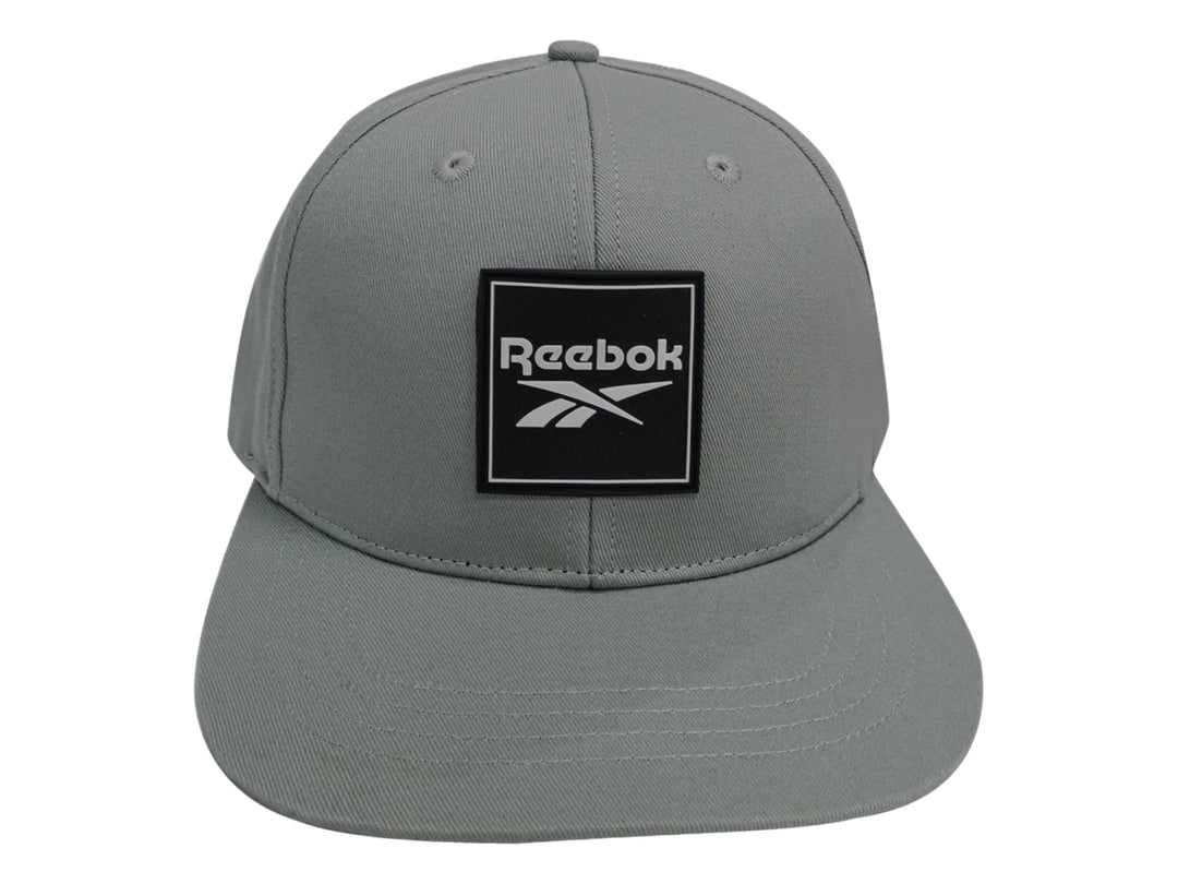 Gorra deportiva Reebok de color gris con logotipo blanco y negro en un parche cuadrado frontal.