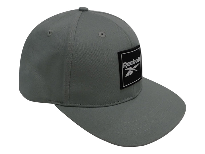 Gorra deportiva Reebok de color gris con logotipo blanco y negro en un parche cuadrado frontal.
