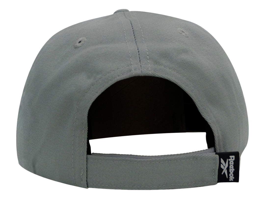 Gorra deportiva Reebok de color gris con logotipo blanco y negro en un parche cuadrado frontal.