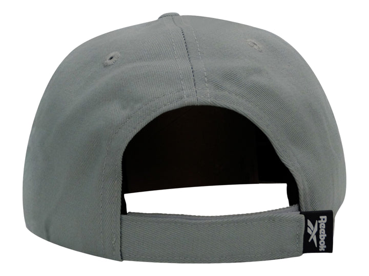 Gorra deportiva Reebok de color gris con logotipo blanco y negro en un parche cuadrado frontal.