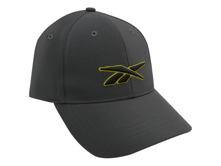 Gorra deportiva Reebok de color gris con logotipo amarillo bordado en el frente.