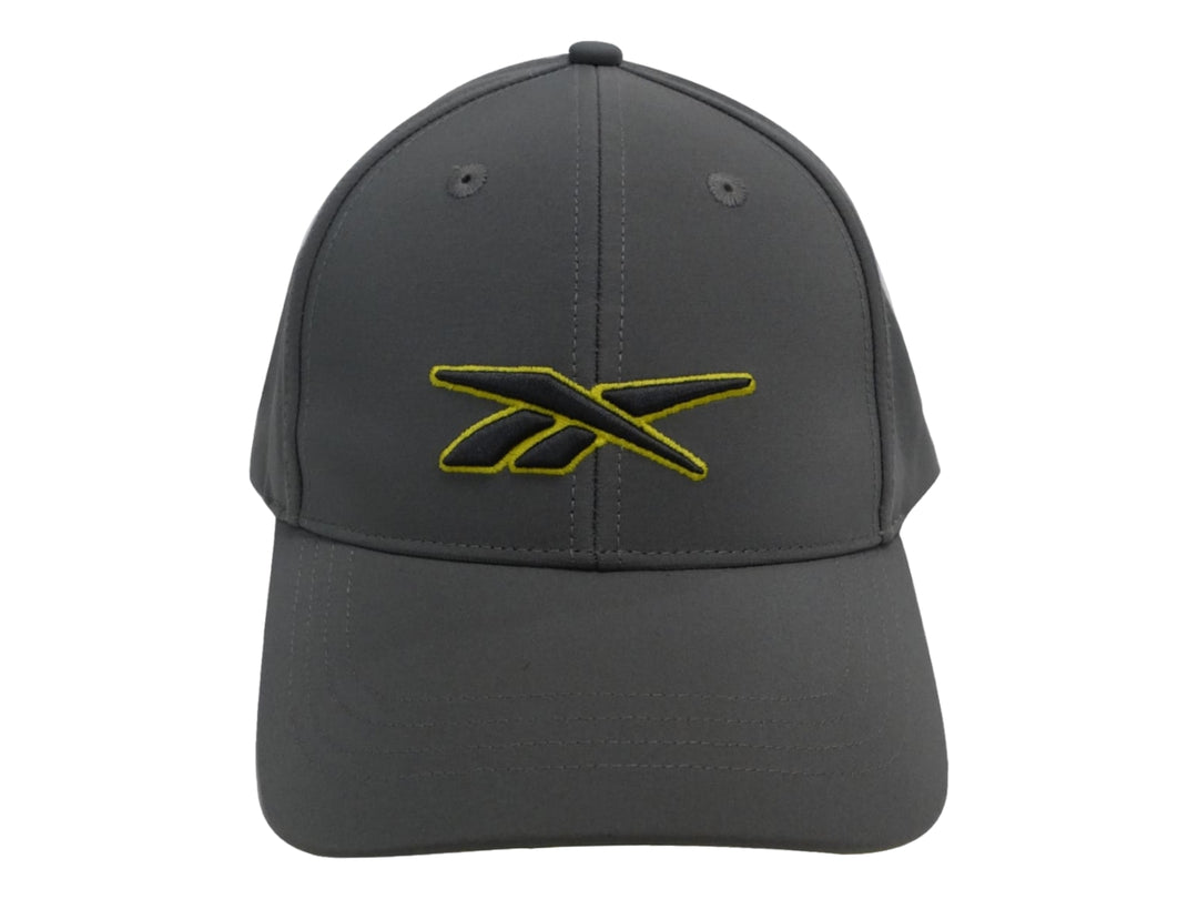 Gorra deportiva Reebok de color gris con logotipo amarillo bordado en el frente.