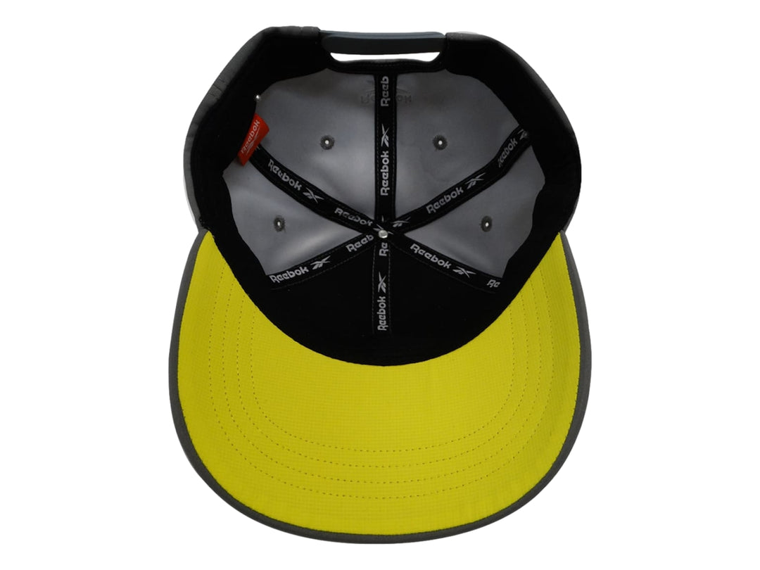 Gorra deportiva Reebok de color gris con logotipo amarillo bordado en el frente.