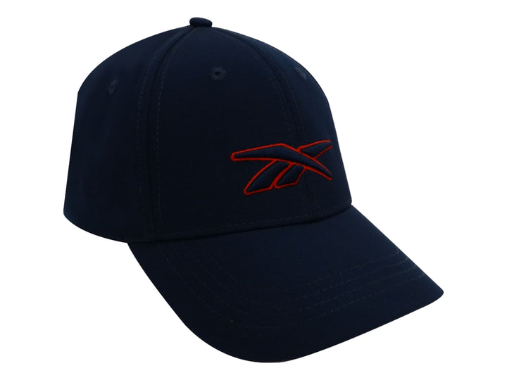Gorra deportiva Reebok de color azul marino con logotipo bordado en color rojo en la parte frontal.