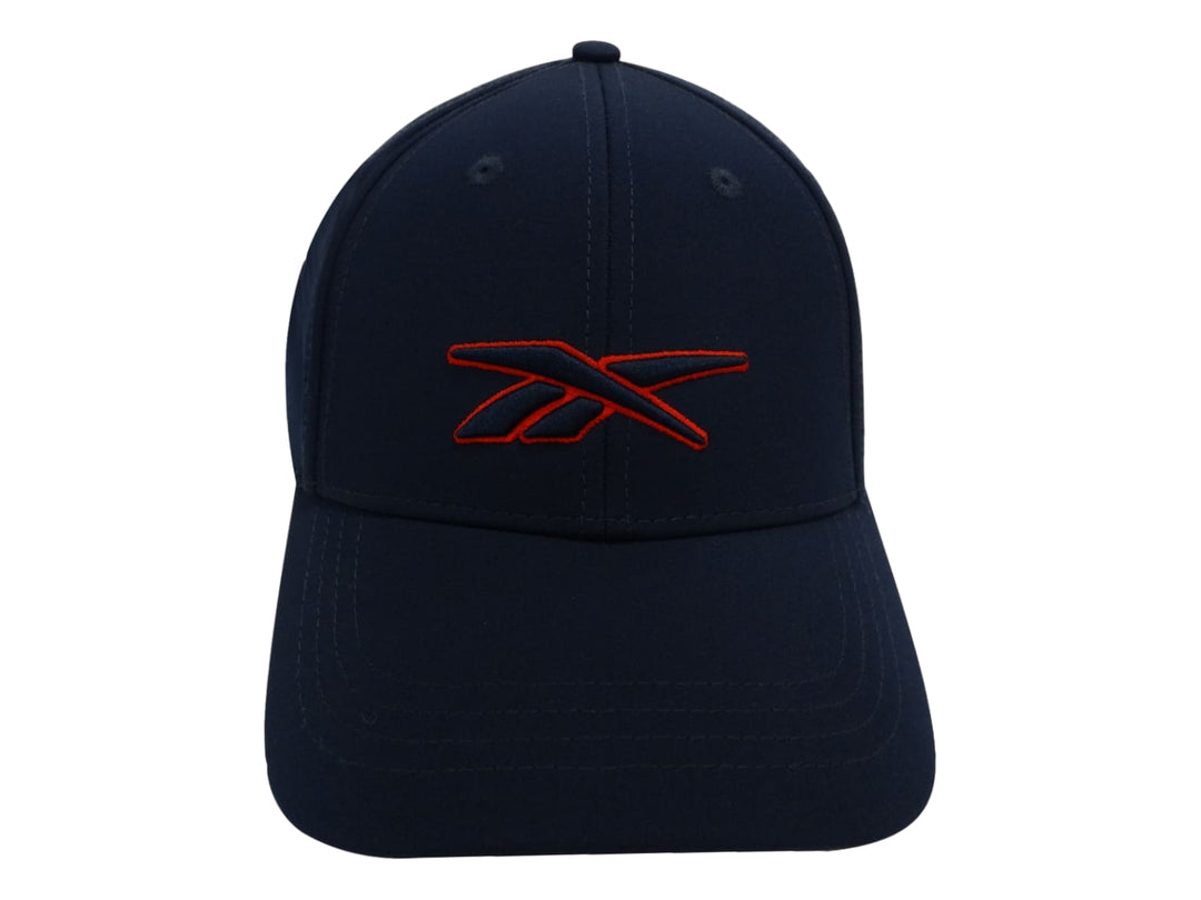 Gorra deportiva Reebok de color azul marino con logotipo bordado en color rojo en la parte frontal.
