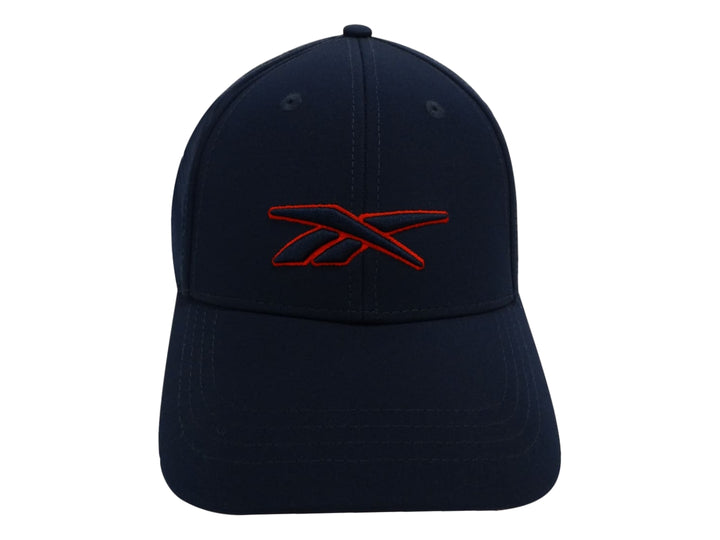 Gorra deportiva Reebok de color azul marino con logotipo bordado en color rojo en la parte frontal.