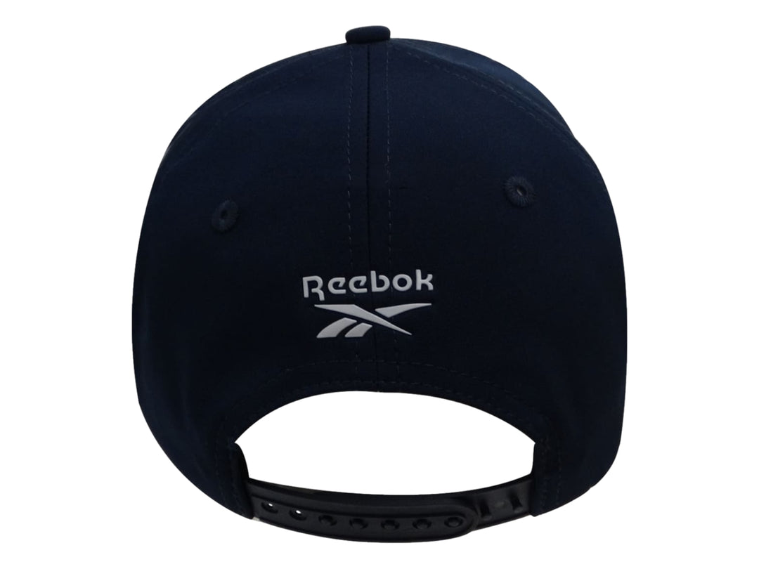 Gorra deportiva Reebok de color azul marino con logotipo bordado en color rojo en la parte frontal.