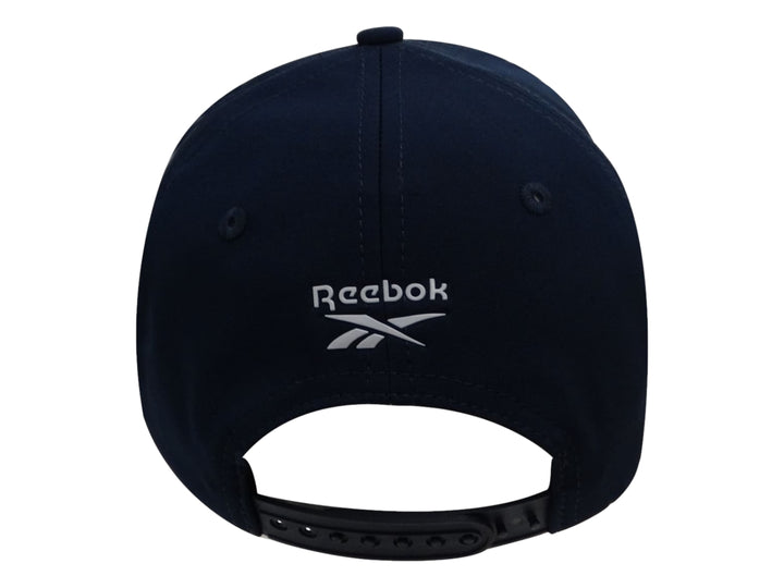 Gorra deportiva Reebok de color azul marino con logotipo bordado en color rojo en la parte frontal.