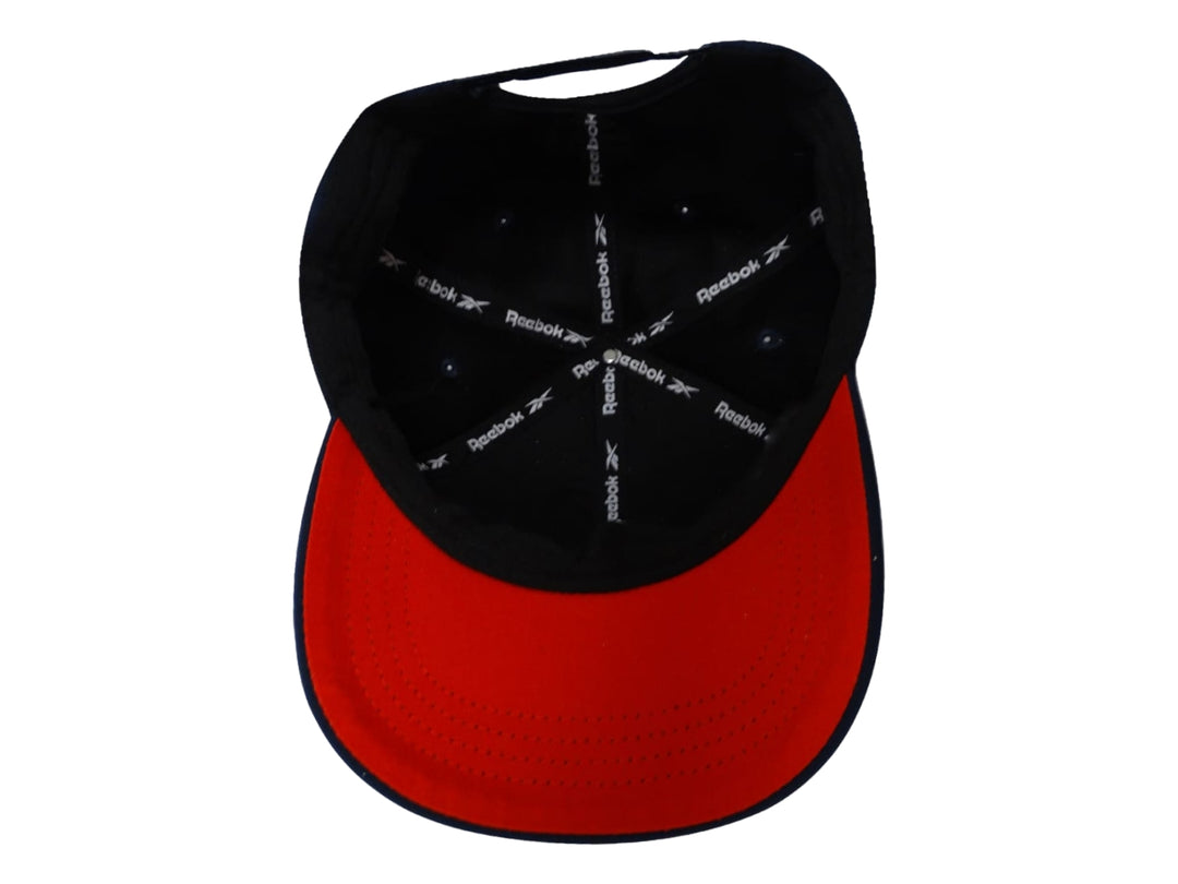 Gorra deportiva Reebok de color azul marino con logotipo bordado en color rojo en la parte frontal.