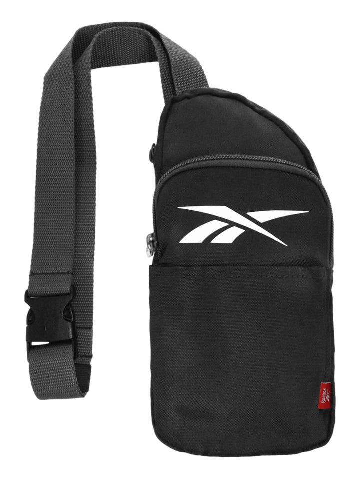 Bolso bandolera negro de Reebok con logotipo blanco y correa ajustable.