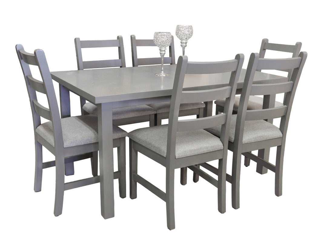 Conjunto de comedor color gris compuesto por una mesa rectangular y seis sillas con asientos tapizados.
