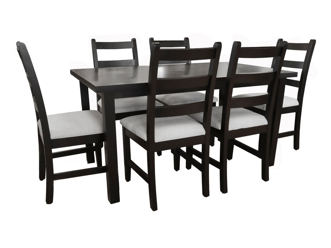 Juego de comedor color chocolate con mesa rectangular y seis sillas con asientos en color blanco.