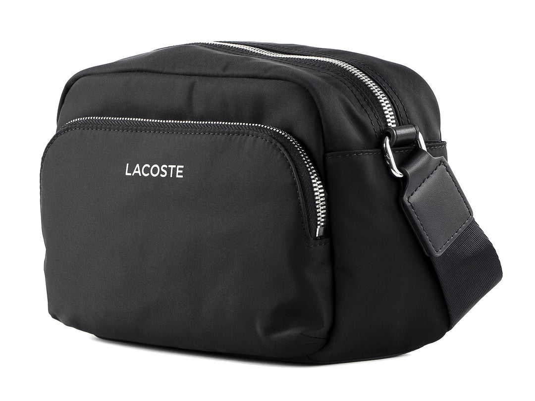 Bolso bandolera Lacoste color negro con cierres plateados y correa ajustable.