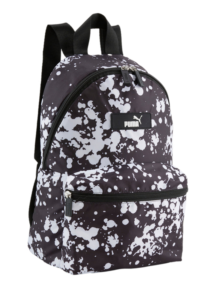 Mochila PUMA color negro con estampado de manchas blancas, diseño deportivo con bolsillo frontal y cierre.