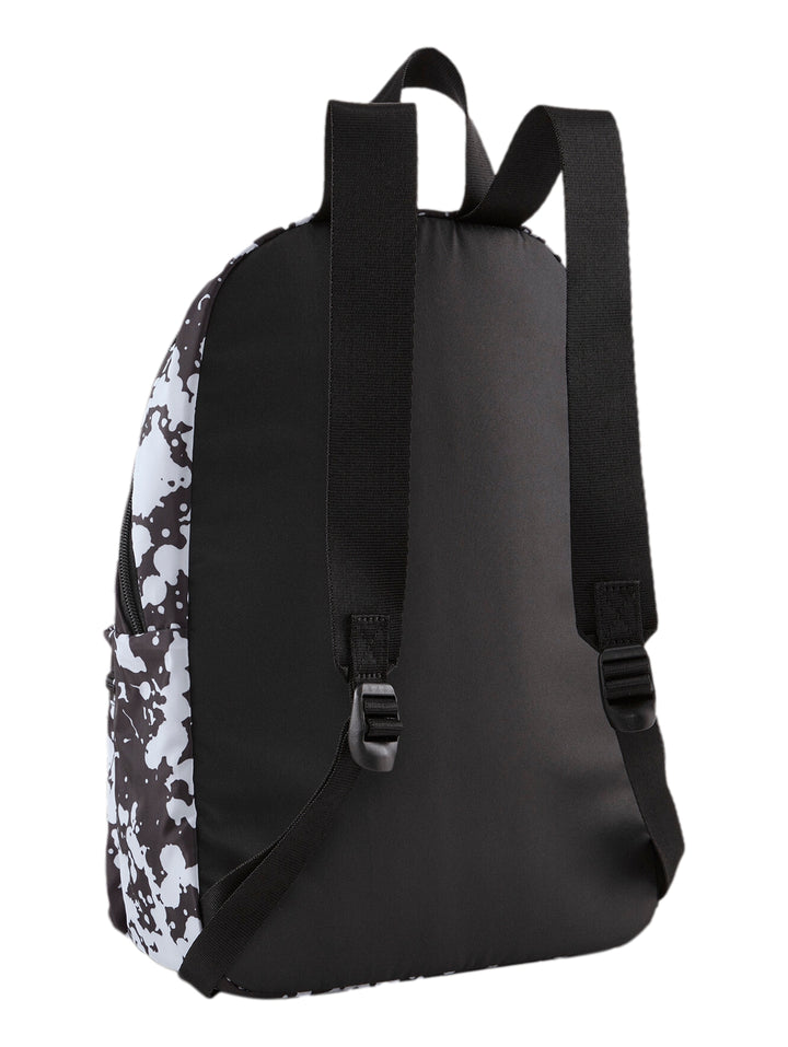 Mochila PUMA color negro con estampado de manchas blancas, diseño deportivo con bolsillo frontal y cierre.
