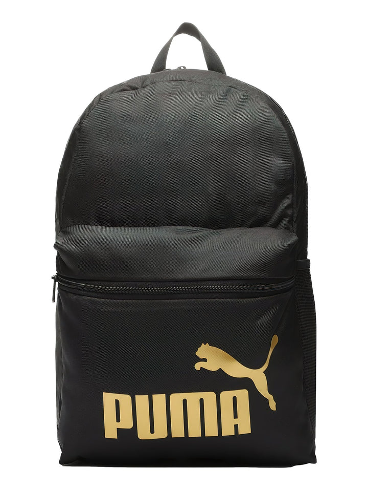 Mochila deportiva PUMA de color negro con logotipo y nombre de la marca en color dorado en el frente.