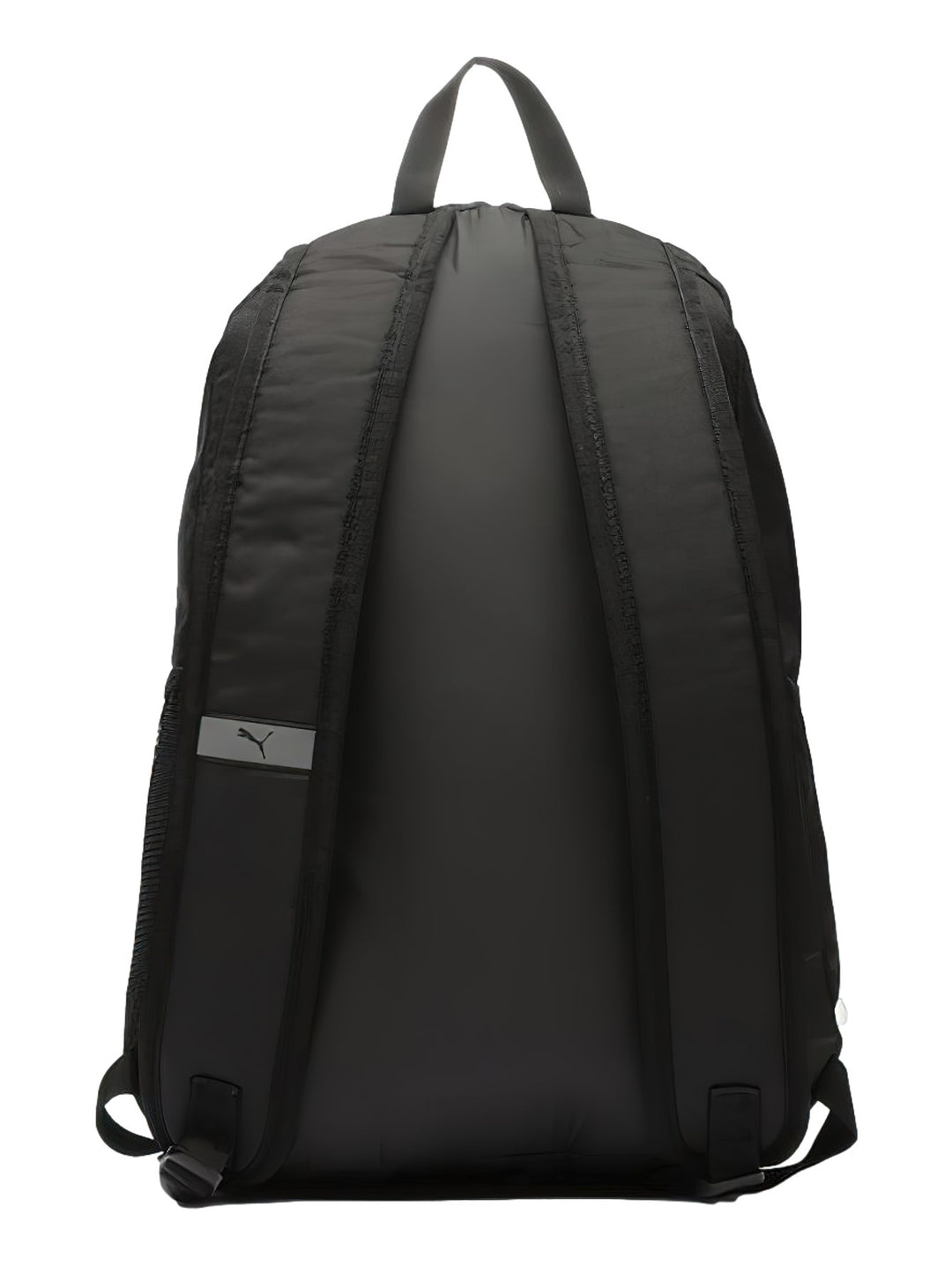 Mochila deportiva PUMA de color negro con logotipo y nombre de la marca en color dorado en el frente.