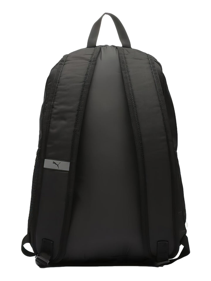 Mochila deportiva PUMA de color negro con logotipo y nombre de la marca en color dorado en el frente.