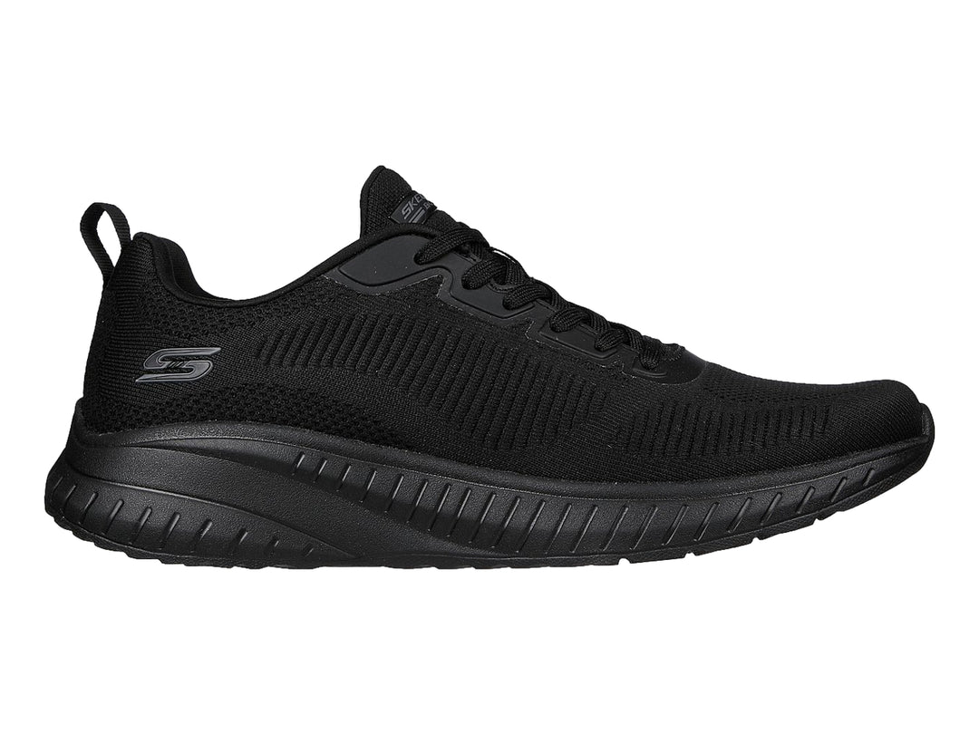Tenis deportivos Skechers color negro con tejido transpirable y suela gruesa.