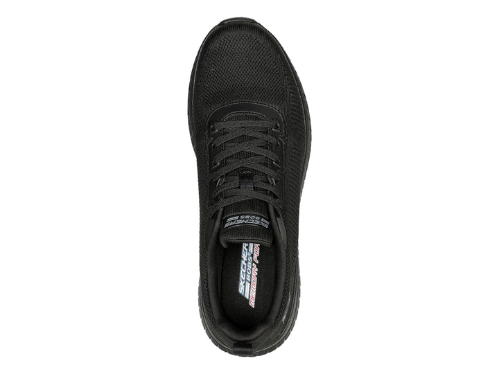 Tenis deportivos Skechers color negro con tejido transpirable y suela gruesa.
