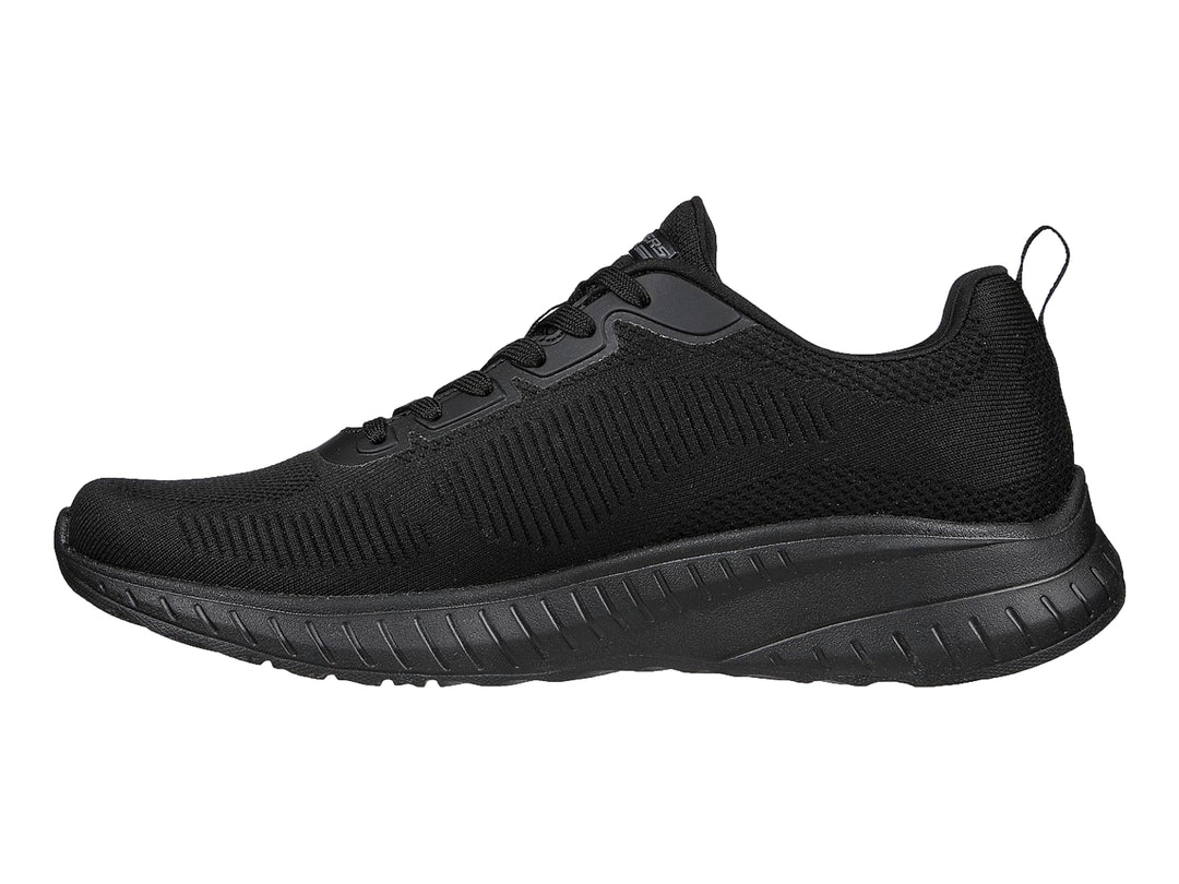 Tenis deportivos Skechers color negro con tejido transpirable y suela gruesa.