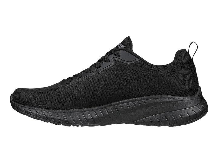 Tenis deportivos Skechers color negro con tejido transpirable y suela gruesa.