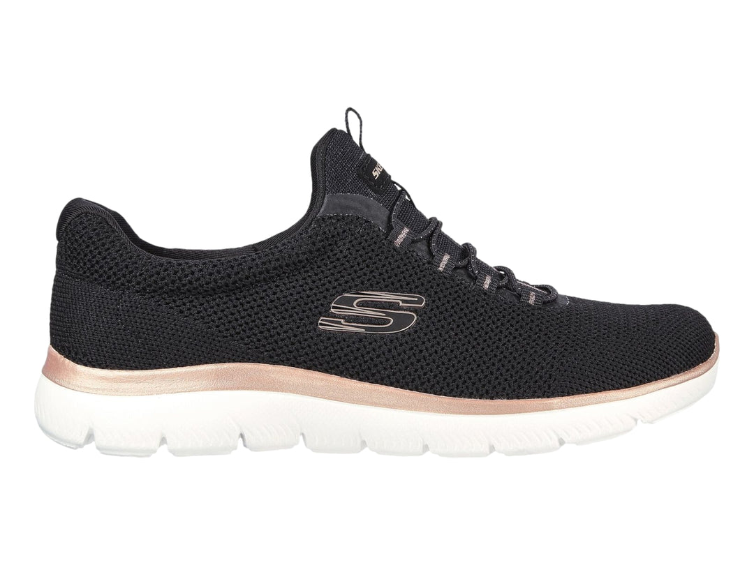 Tenis deportivos Skechers color negro con una franja dorada y suela blanca.