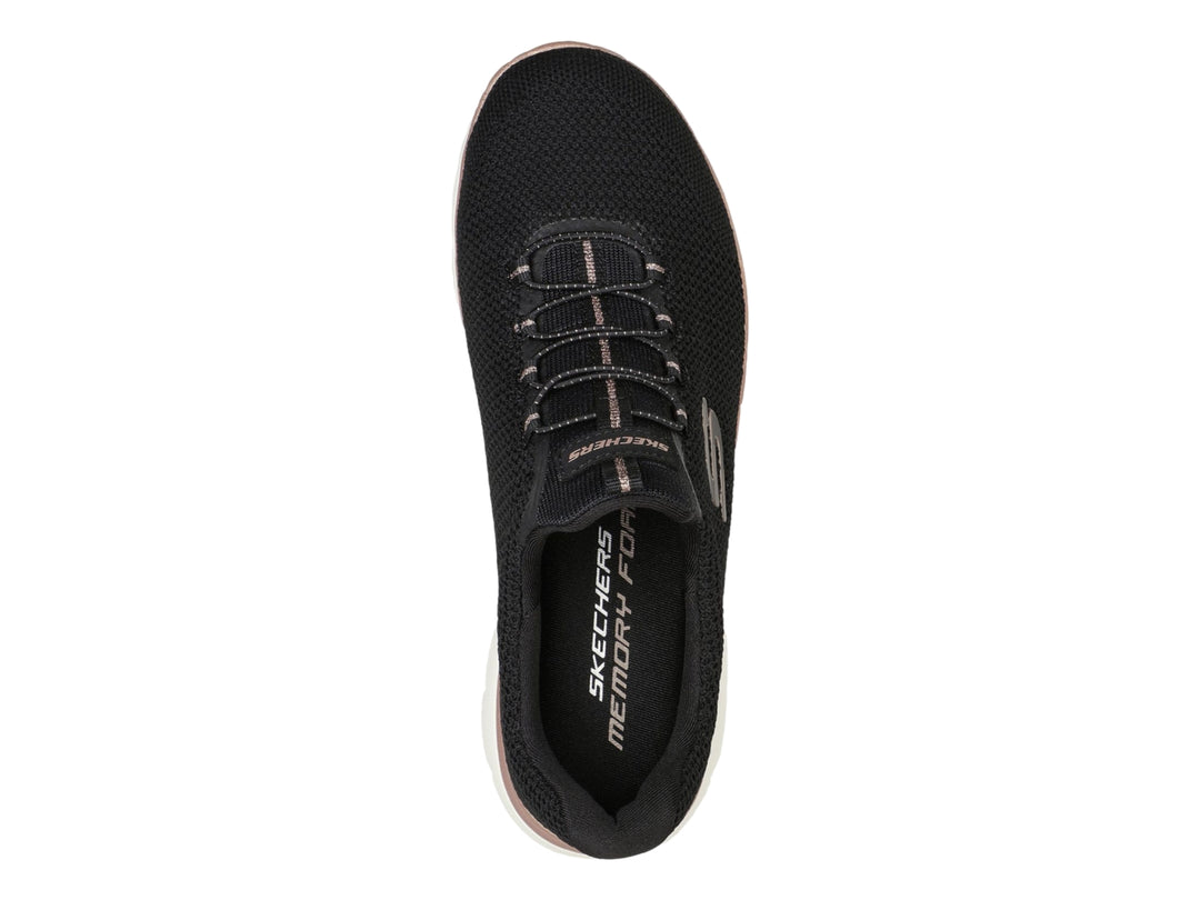 Tenis deportivos Skechers color negro con una franja dorada y suela blanca.