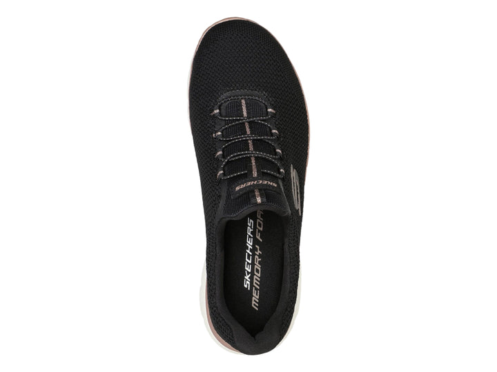 Tenis deportivos Skechers color negro con una franja dorada y suela blanca.
