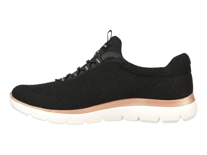 Tenis deportivos Skechers color negro con una franja dorada y suela blanca.
