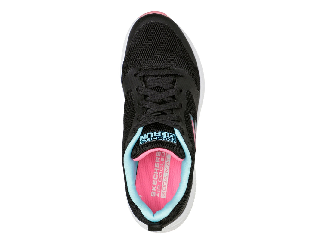 Tenis deportivos Skechers Go Run Consistent en color negro con suela blanca y detalles en rosa.