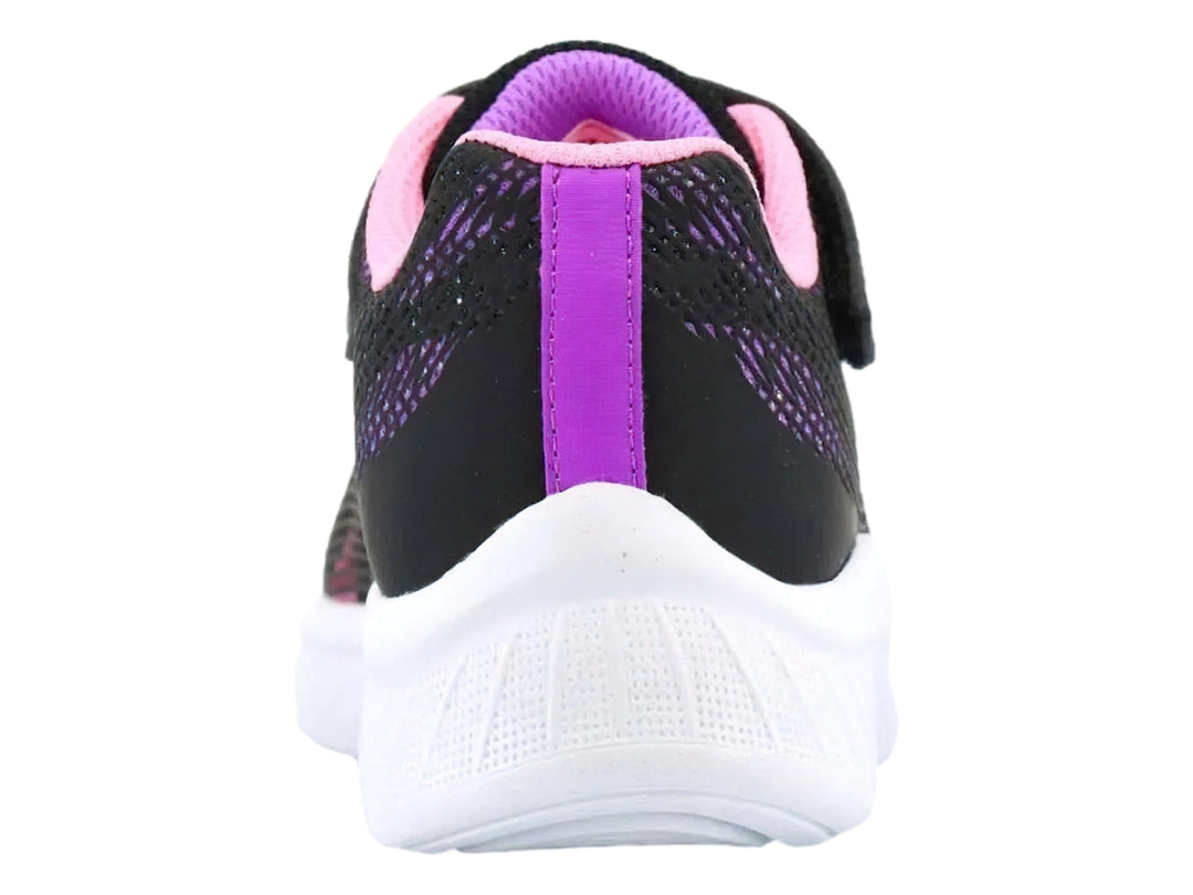 Tenis deportivos para niña color negro con detalles en rosa y suela blanca.