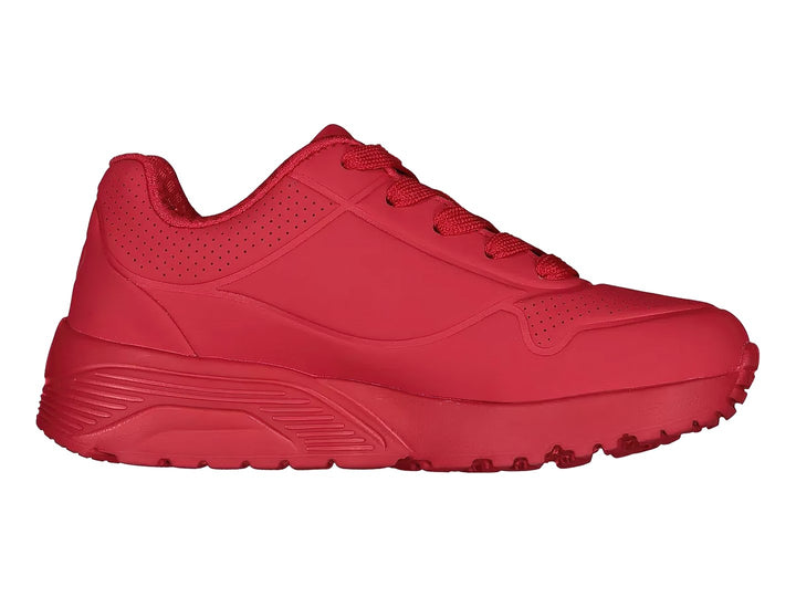 Tenis deportivos Skechers de color rojo sólido con suela gruesa y cordones.