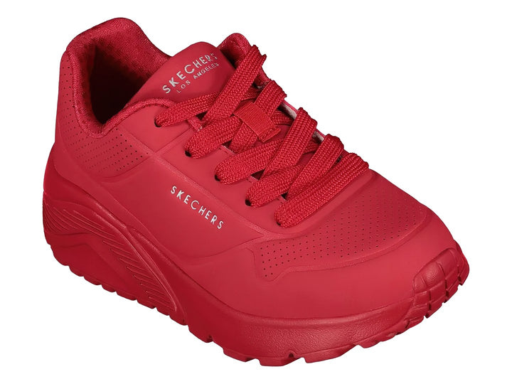 Tenis deportivos Skechers de color rojo sólido con suela gruesa y cordones.
