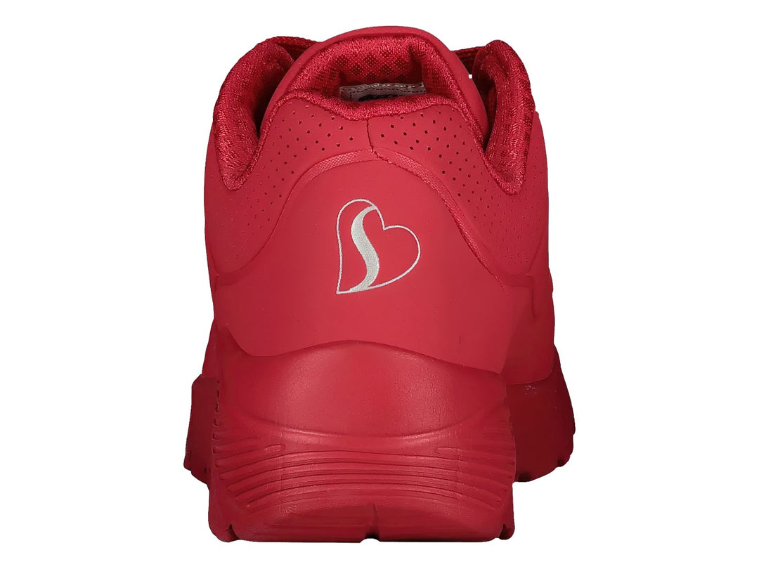 Tenis deportivos Skechers de color rojo sólido con suela gruesa y cordones.