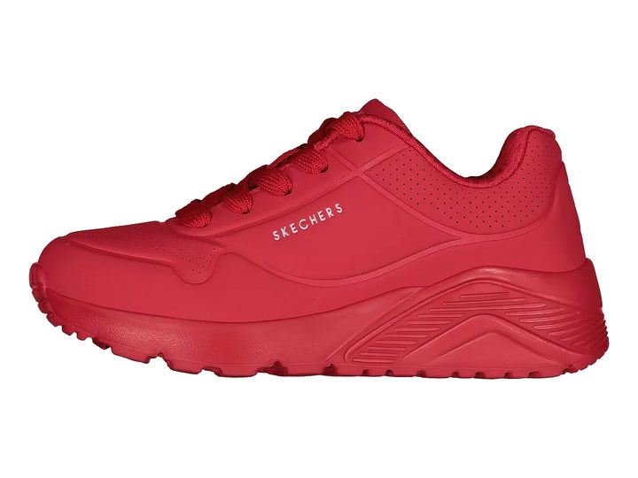 Tenis deportivos Skechers de color rojo sólido con suela gruesa y cordones.