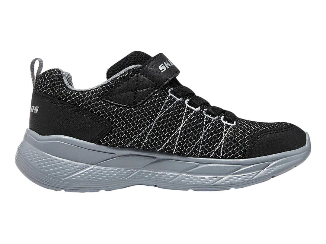 Tenis deportivos Skechers para niño en color negro y gris con cierre de velcro y suela amortiguada.