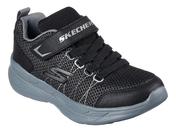 Tenis deportivos Skechers para niño en color negro y gris con cierre de velcro y suela amortiguada.
