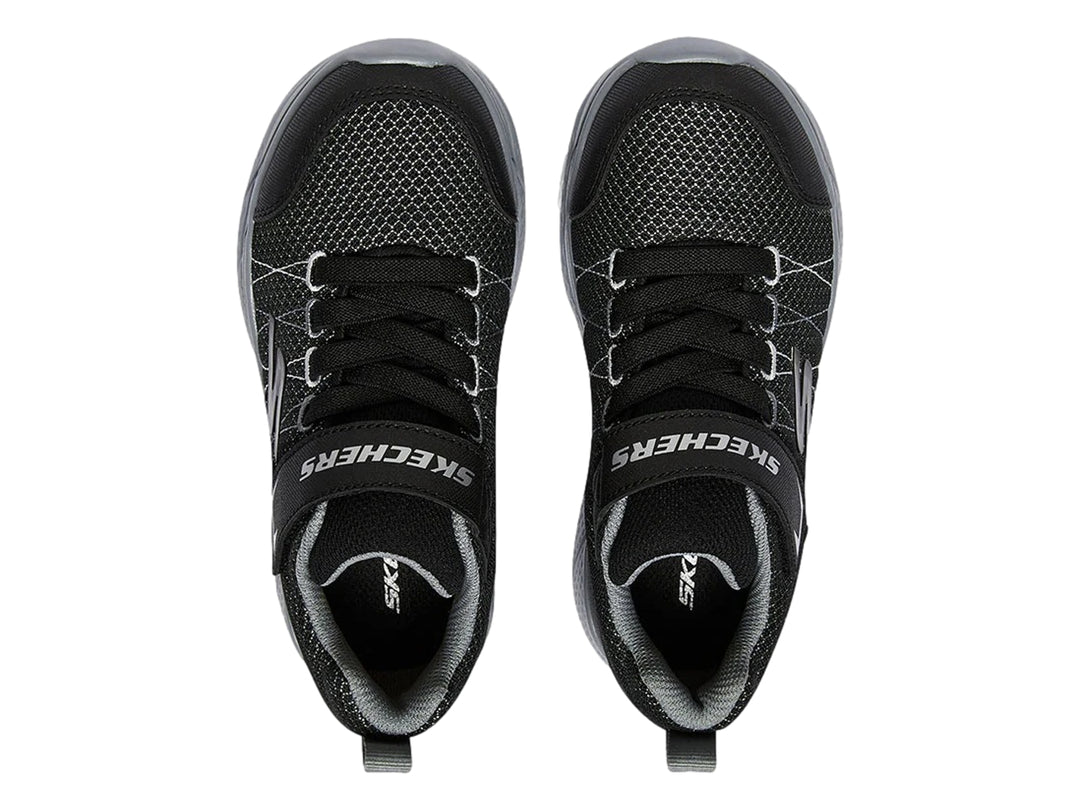 Tenis deportivos Skechers para niño en color negro y gris con cierre de velcro y suela amortiguada.