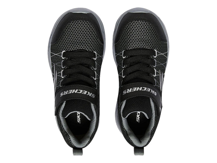 Tenis deportivos Skechers para niño en color negro y gris con cierre de velcro y suela amortiguada.