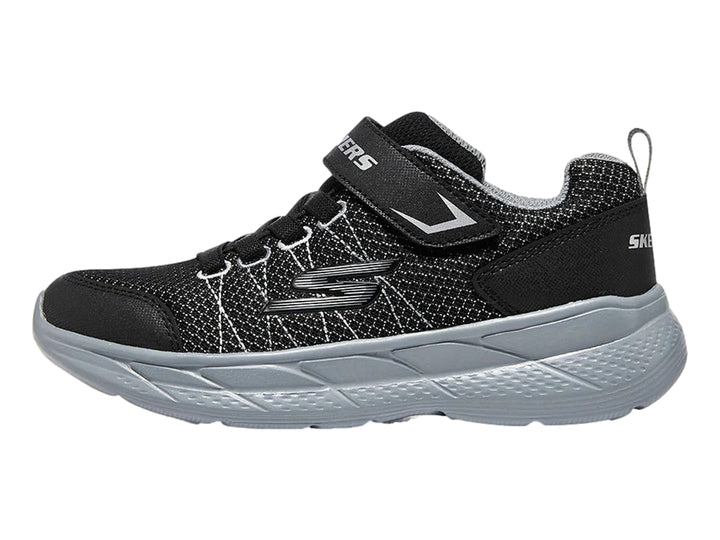 Tenis deportivos Skechers para niño en color negro y gris con cierre de velcro y suela amortiguada.