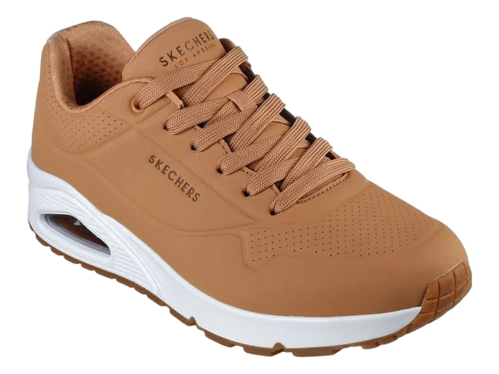 Tenis Skechers color café con suela blanca y cámara de aire visible en el talón.