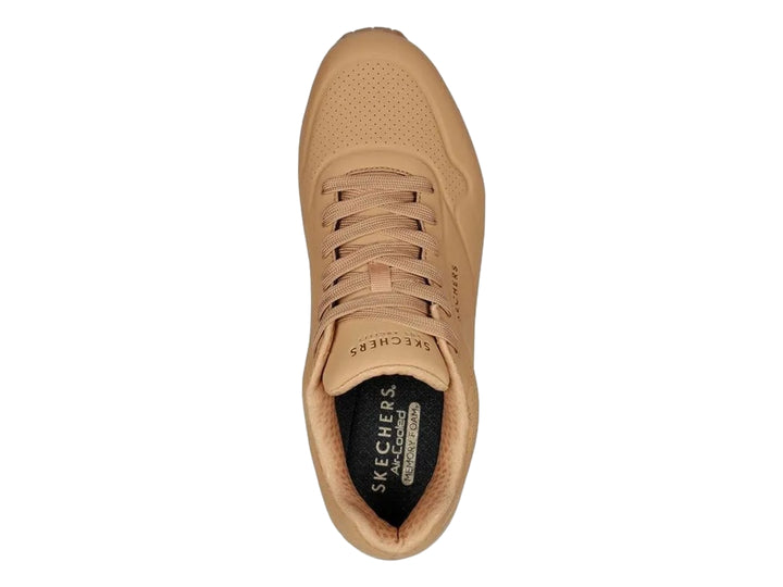 Tenis Skechers color café con suela blanca y cámara de aire visible en el talón.