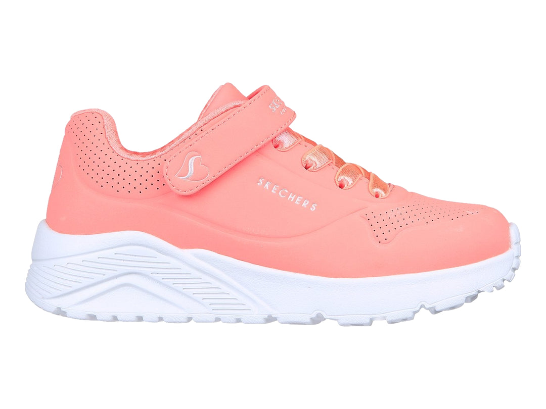Tenis Skechers color coral con suela blanca y correa de velcro.