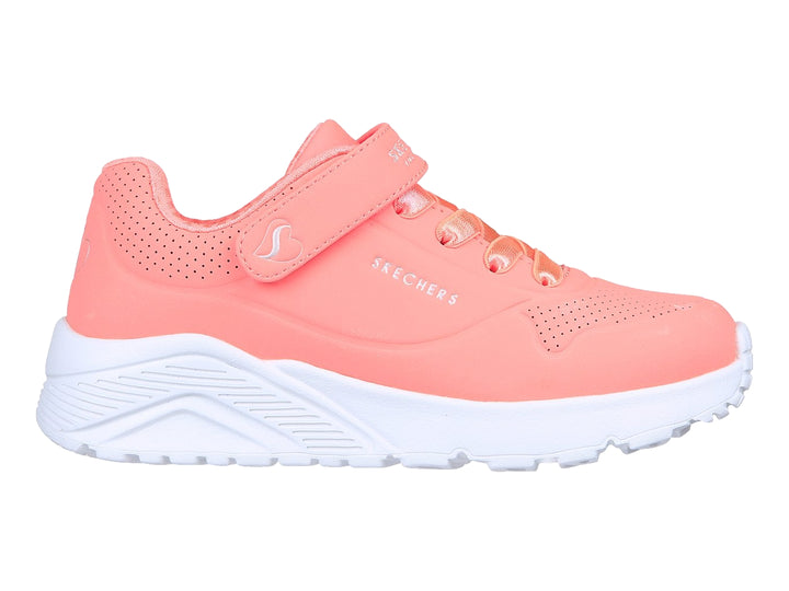 Tenis Skechers color coral con suela blanca y correa de velcro.