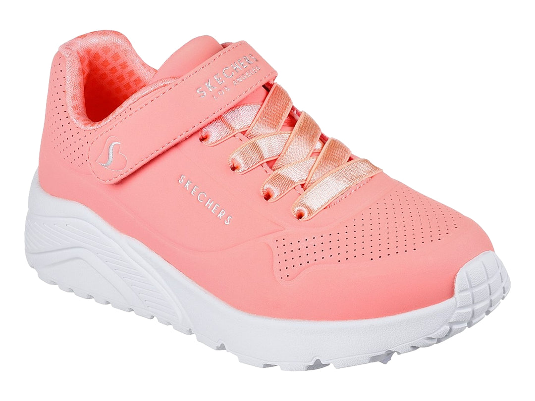 Tenis Skechers color coral con suela blanca y correa de velcro.