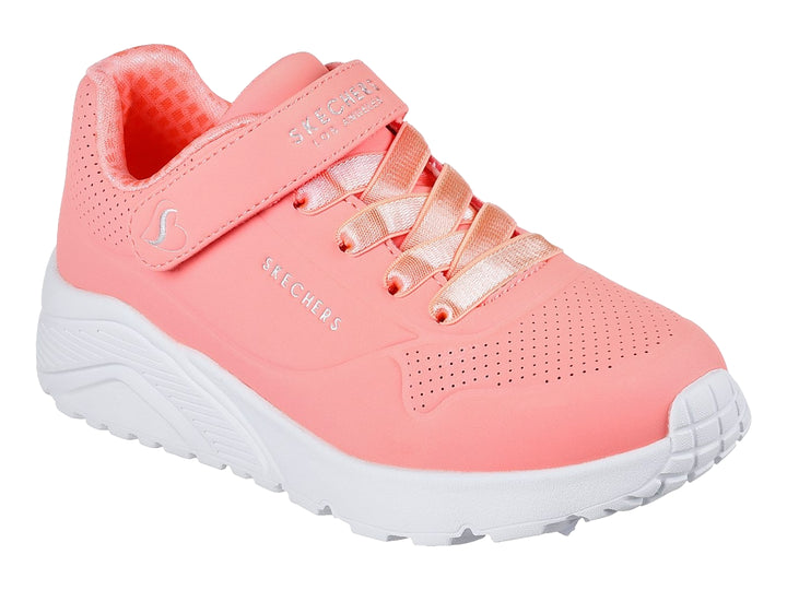 Tenis Skechers color coral con suela blanca y correa de velcro.