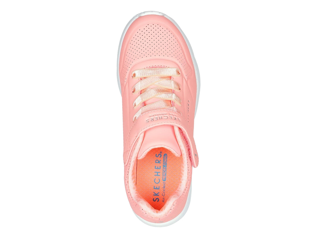 Tenis Skechers color coral con suela blanca y correa de velcro.